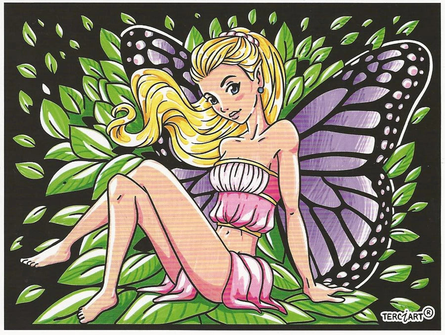 Photo d’un tableau à colorier en relief représentant une fée assise sur des feuilles avec de grandes ailes violettes.