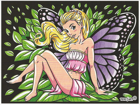 Photo d’un tableau à colorier en relief représentant une fée assise sur des feuilles avec de grandes ailes violettes.